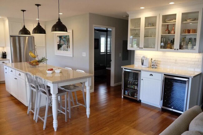 Building Photo - Spacious, Stylish, and Perfect for Enterta...
