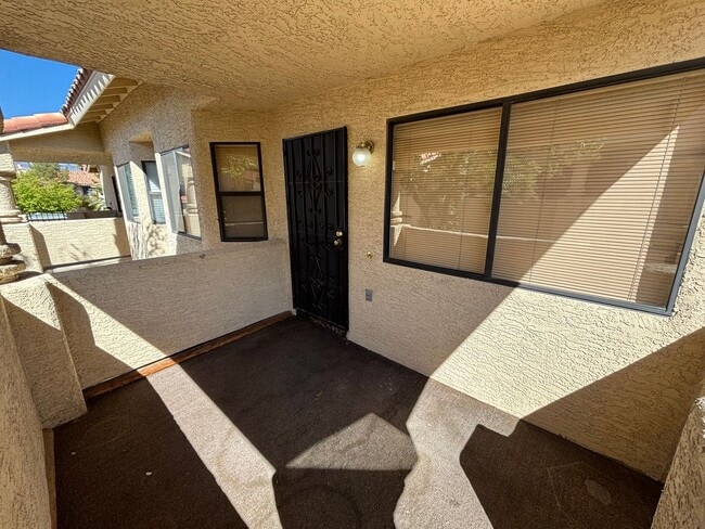 Building Photo - Gorgeous 2BED/2BATH Condo nestled in a Roc...