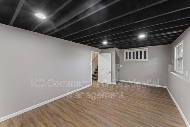 Building Photo - 7809 NE San Rafael Dr
