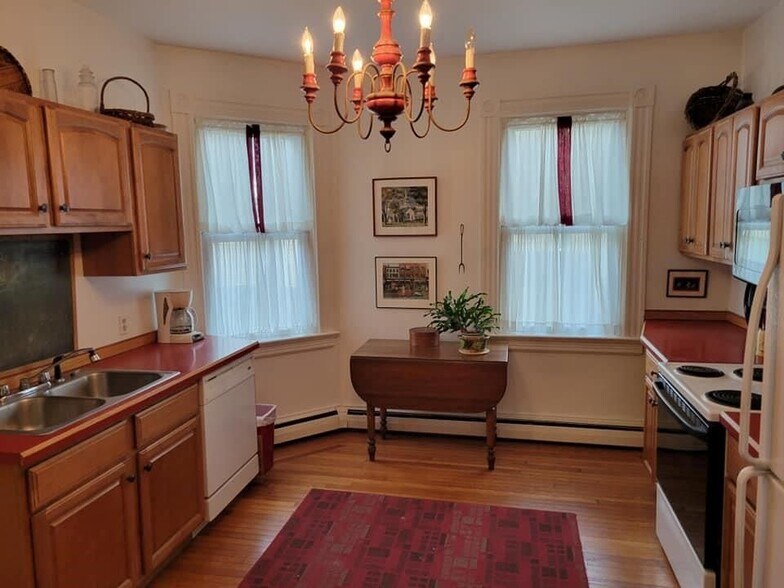 Building Photo - 12 Adelphi Ave