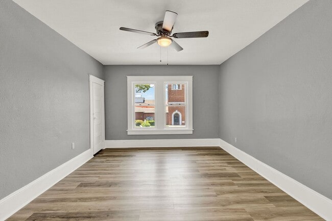 Building Photo - Beautifully renovated 3-bedroom, 2-bathroom upstairs apartment in the heart of historic Eustis!