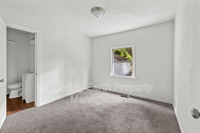 Building Photo - 832 Meadowbrook Dr