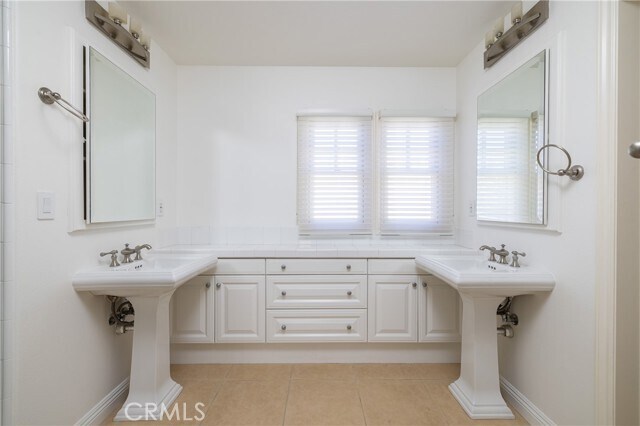 Building Photo - 2500 Bungalow Pl