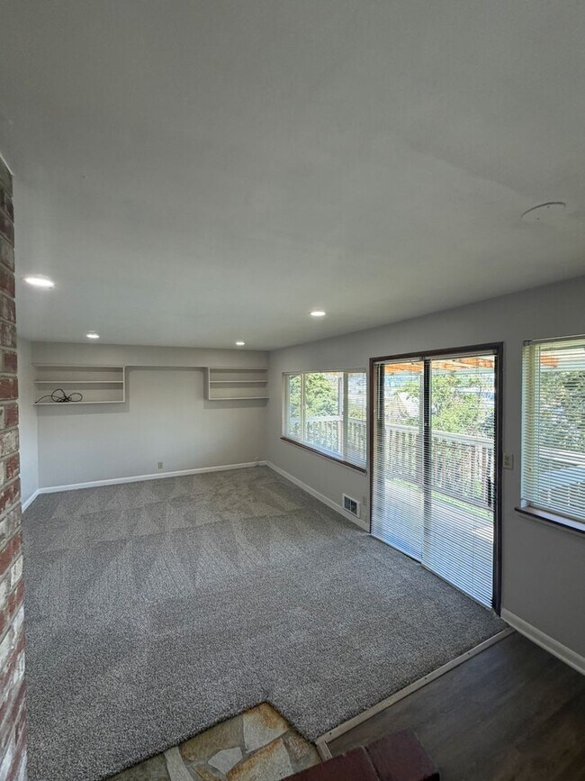 Building Photo - 852 W Nickerson St