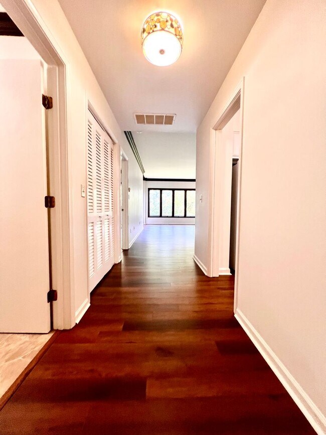 Building Photo - Lake Villa 4040- PLACEMENT