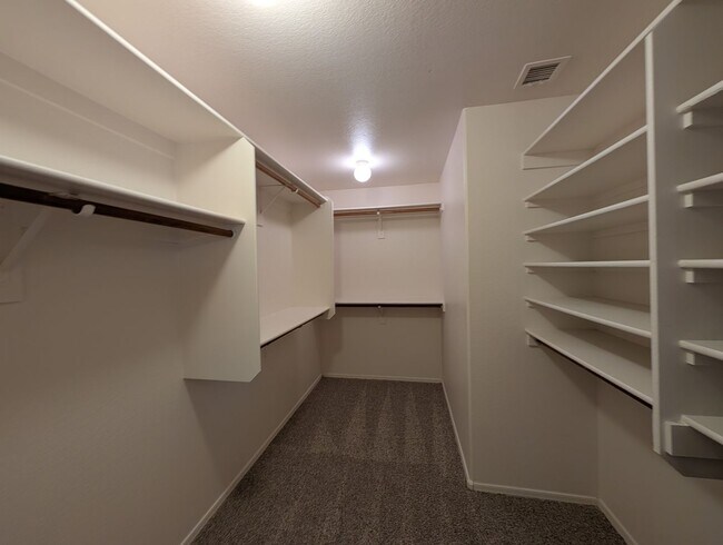 Building Photo - 4 Bedroom 2.5 Bathroom Lakewood Home