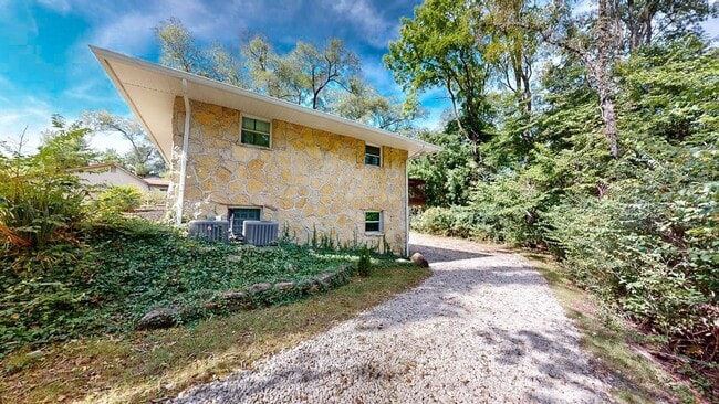 Building Photo - 32 Marion St