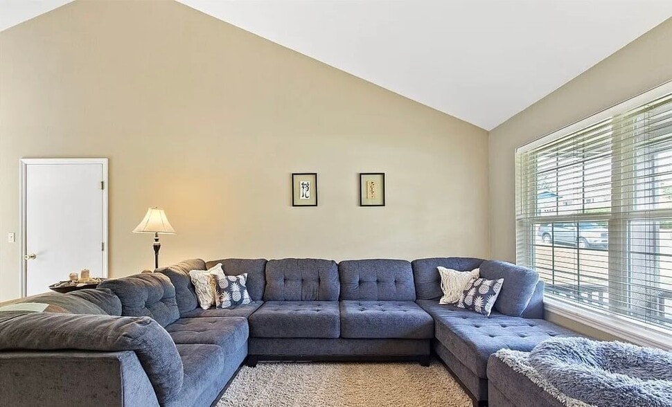Building Photo - 1128 N Spruce Dr