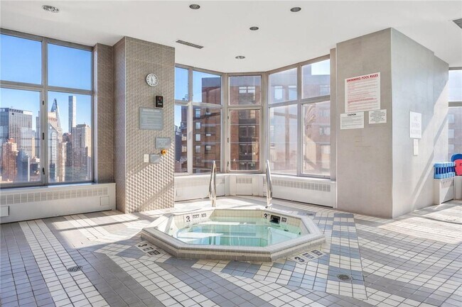 Building Photo - 500 W 43rd St