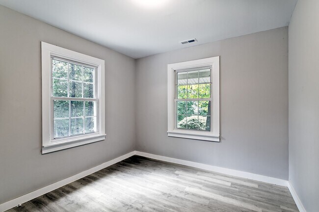 Building Photo - Convenient to Brevard & Hendersonville