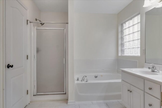 Building Photo - MOVE IN READY