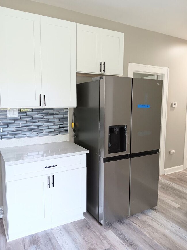 Building Photo - Spacious Showstopper
