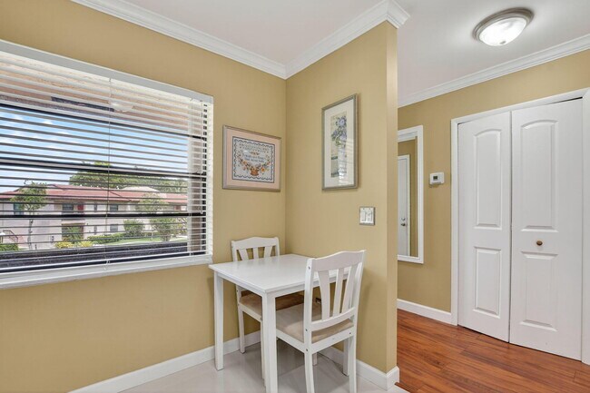 Building Photo - 9268 Vista Del Lago