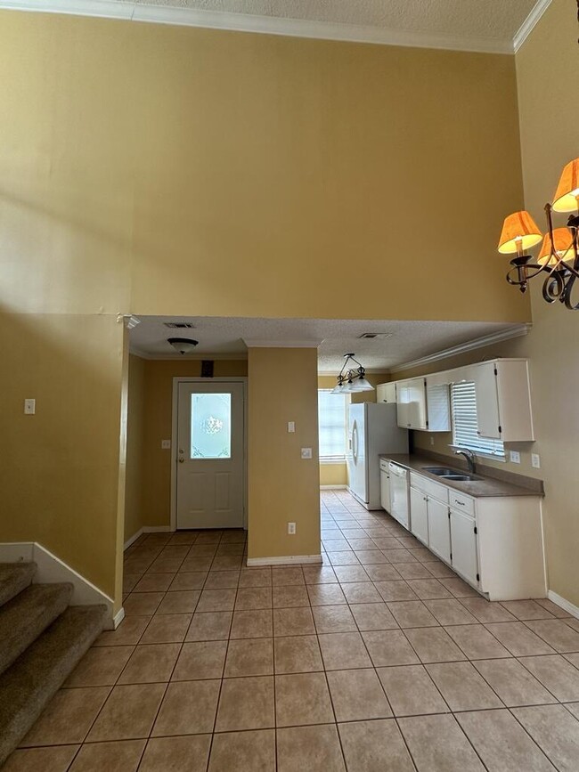 Building Photo - 924 Lawton Ct