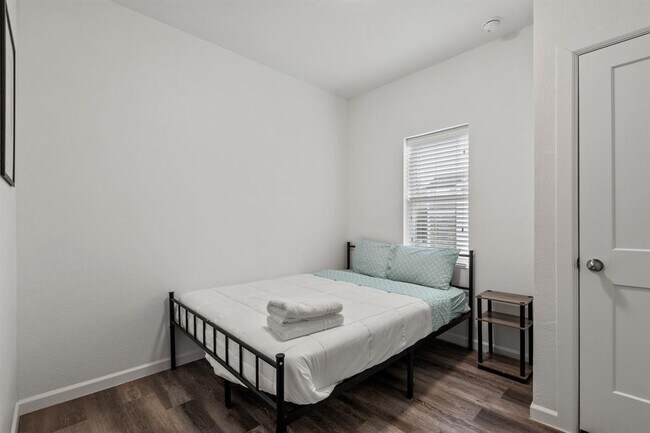 Building Photo - 911 W 22nd St