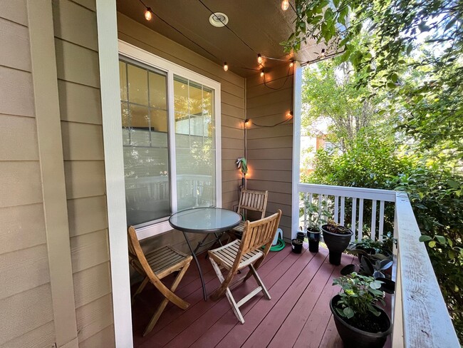 Building Photo - Stunning End-Unit Townhouse 3 bed, 2.5 bat...