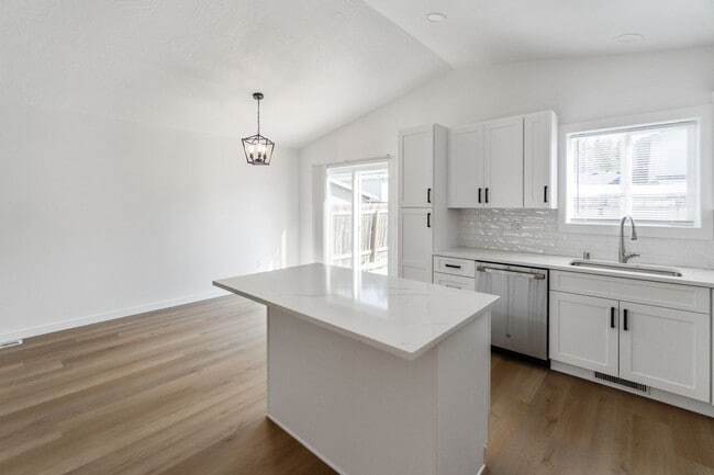 Building Photo - Newly Remodeled Single Family Home in Gate...