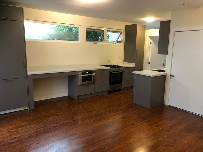 Full kitchen - 4360 Stewart Ave
