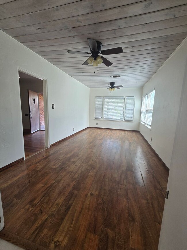Building Photo - Large 3 BRs 1 Ba or extra living room, All...