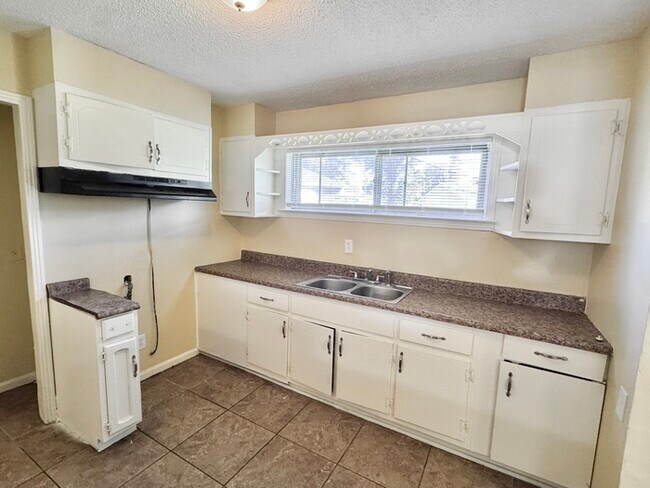 Building Photo - 5502 Santa Monica St