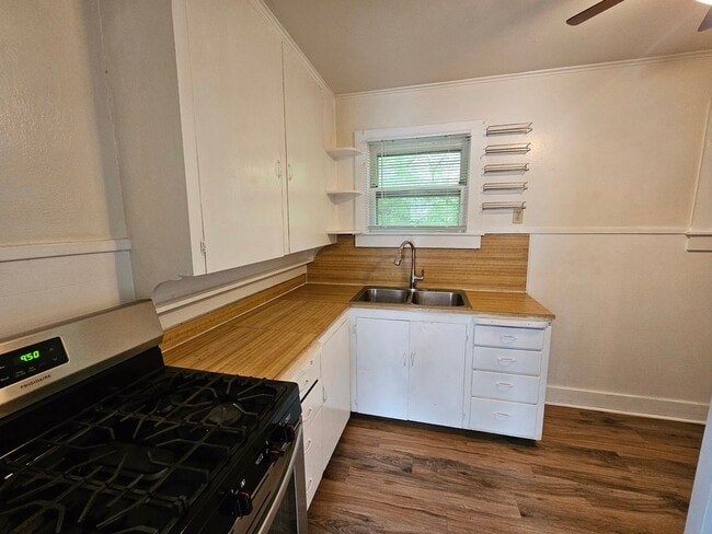Building Photo - Ready for immediate move in! 2bed 1 bath a...