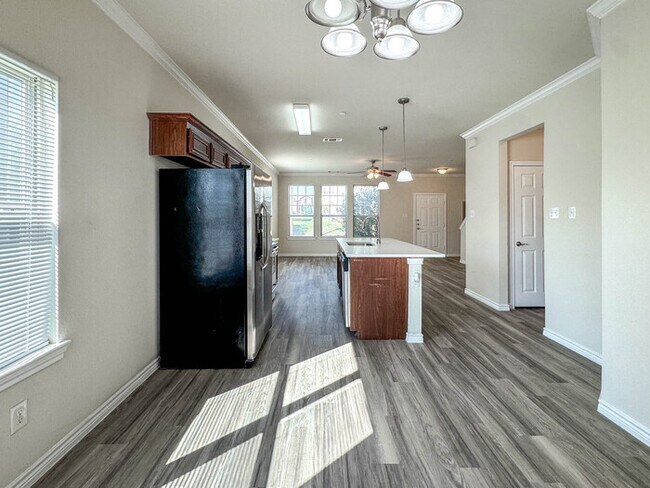 Building Photo - 5500 Dolores!