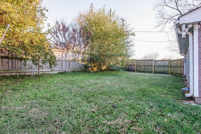 Building Photo - 1504 Fatherland St