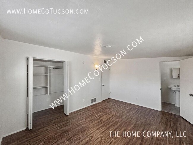 Building Photo - 800 N Alamo Ave