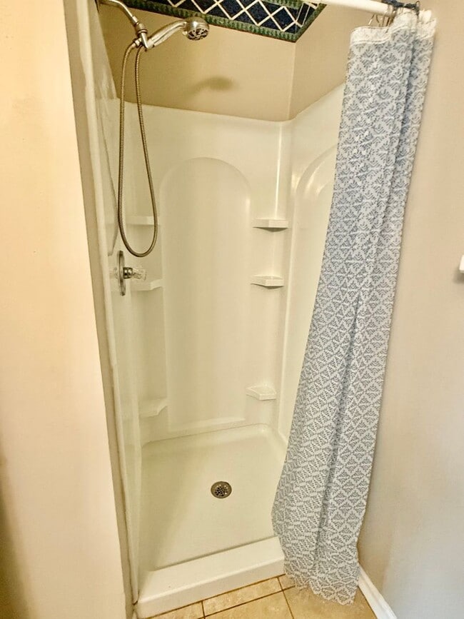 Building Photo - 3BD/2.5BA Brick Townhouse in Washington Commons off of Great Neck! Renovated throughout!