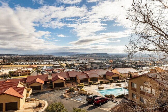 Building Photo - Recently Remodeled Condo with Spectacular Views – Utilities Included & Community Pool