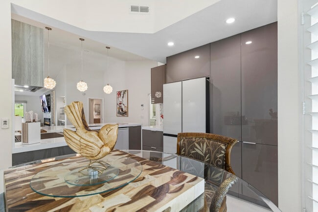 Building Photo - 269 Vista Royale Cir W