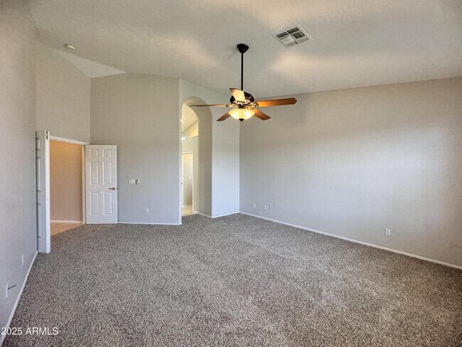 Building Photo - 673 S Peppertree Dr