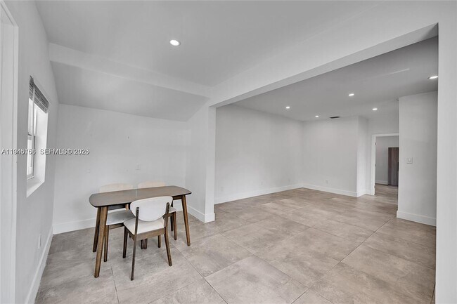 Building Photo - 21 NE 48th St