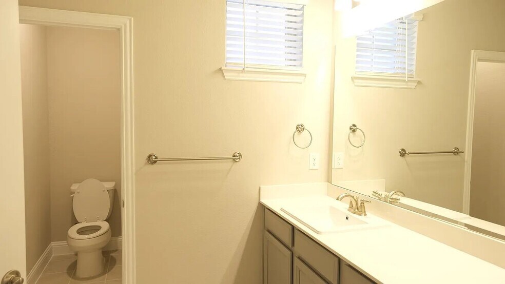 Building Photo - 332 Blackthorne Dr