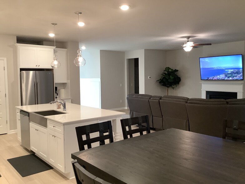 Building Photo - 867 Orwell Dr