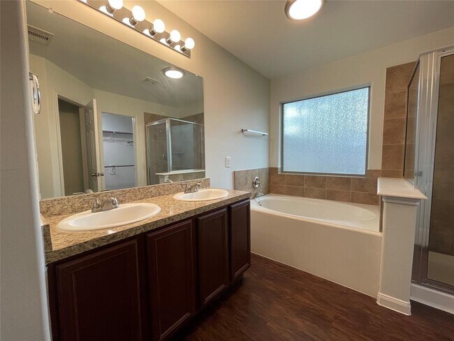 Building Photo - 13429 Raintree Dr