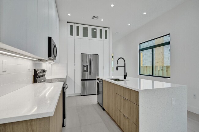 Building Photo - 606 SW 7th Ave