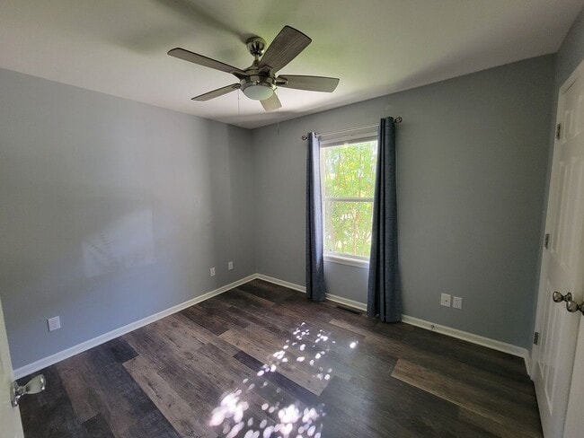Building Photo - 5 bed/ 3 bath Single family home.