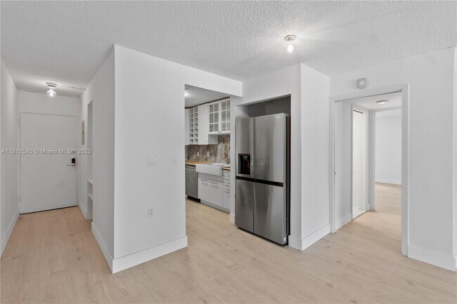 Building Photo - 6886 N Kendall Dr