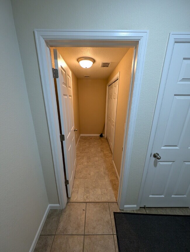 Building Photo - Great Lowry Townhome!