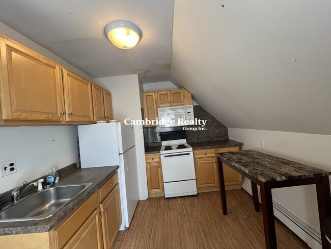 Building Photo - 45 Gardena St