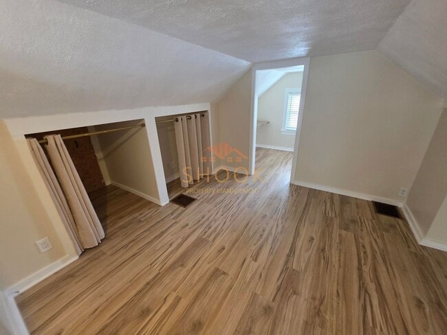 Building Photo - UNIQUE AND COZY 3 BR + BONUS ROOM HOME