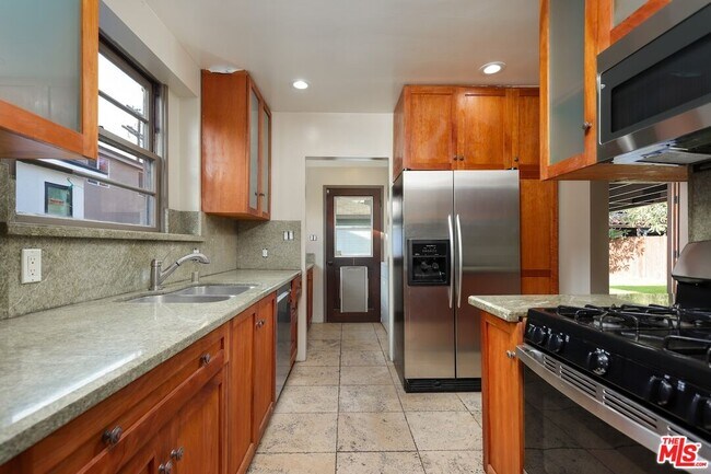 Building Photo - 2587 S Westgate Ave