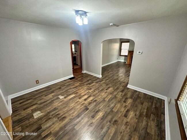 Building Photo - 332 E Esplanade Ave