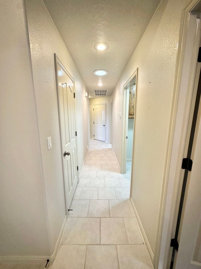 Building Photo - 3 Bedroom Home + an office on Southgate Golf Course.