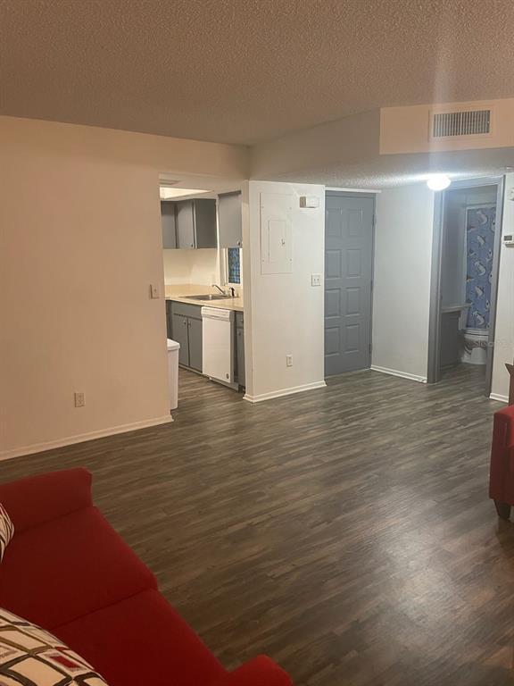 Building Photo - 571 Midway Track