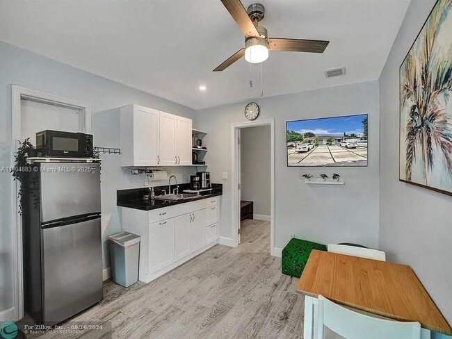 Building Photo - 1500 NE 4th St