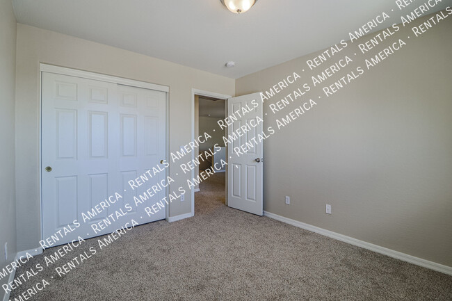 Building Photo - $500 off the 1st full month's rent with a ...