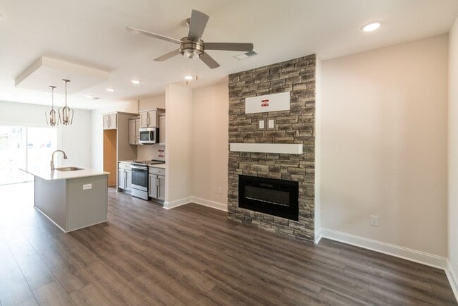 Building Photo - Welcome to Clarksville!