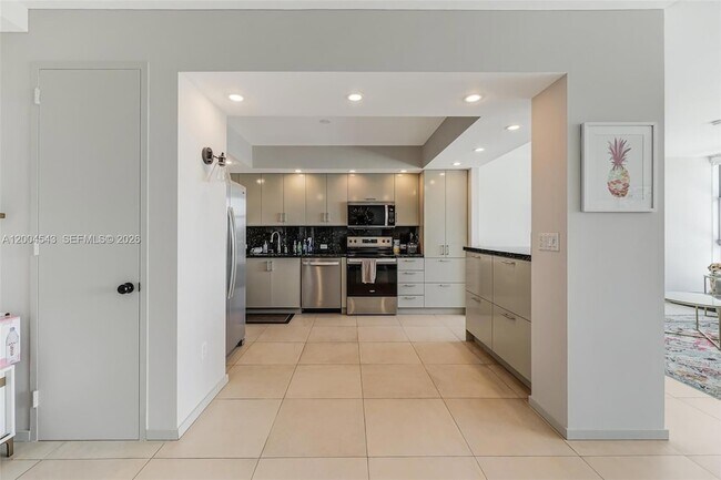 Building Photo - 5055 Collins Ave